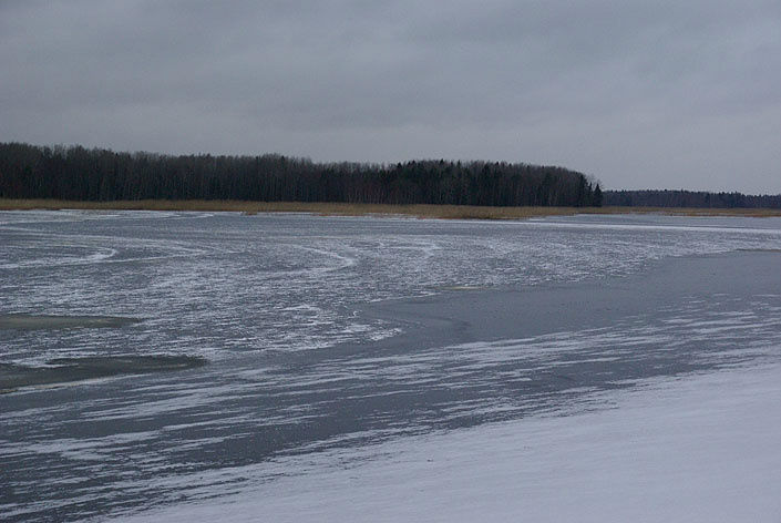 Черниговский пруд, покрытый льдом. Новая Ладогa, Россия