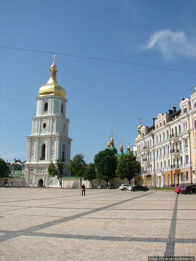 Софиевская площадь и колокольня Софиевского собора Киев, Украина