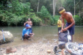 Тропа Кокода. Портеры купаются и стирают свои вещи в реке.