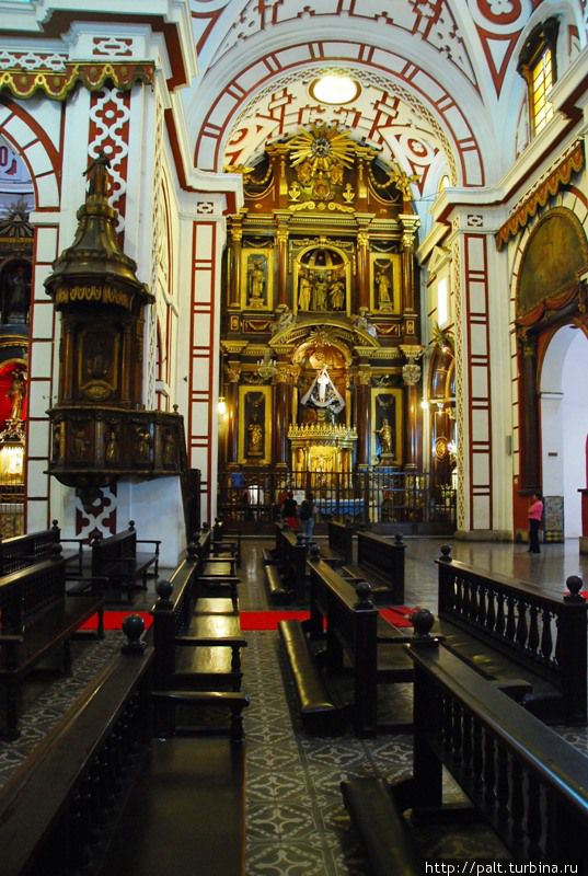 Резные скульптуры святых — великолепный барокко, пышный и ослепительный. Лима, Перу