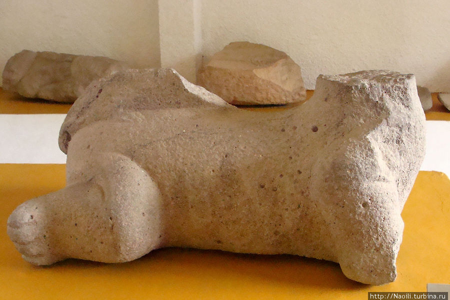Дитя человека- кошачьего. Часть скульптуры имеет черты ягуара, а часть человека. Сан-Лоренцо-Теночтитлан, Мексика