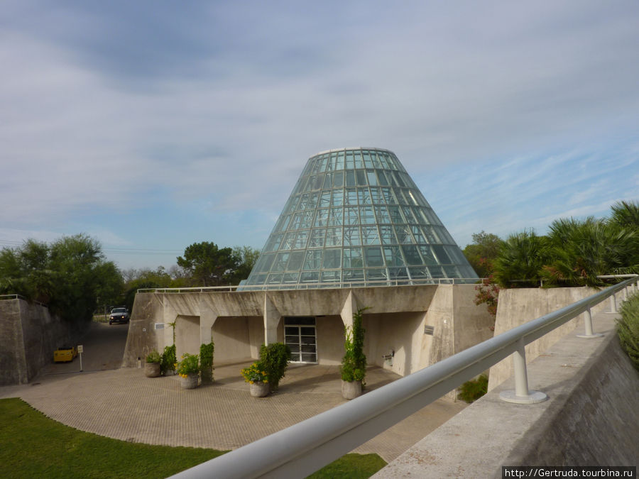 Выставочный зал тоже в виде стеклянной пирамиды Сан-Антонио, CША