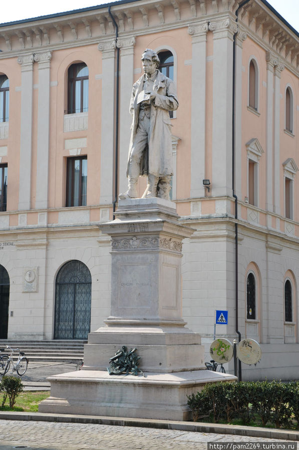 Памятник на площади святого Лоренцо Виченца, Италия