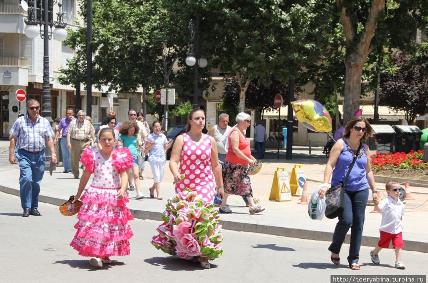 Современные испанцы с большой любовью и уважением относятся к существующим традициям, поэтому на многие праздники принято наряжаться в традиционное испанское платье. Аксессуары обязательны! Андалусия, Испания