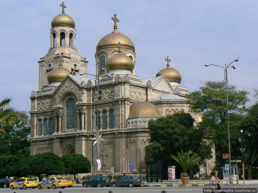 Успенский собор — крупнейший храм города Варны. Располагается в центре города на площади Кирилла и Мефодия. Варна, Болгария