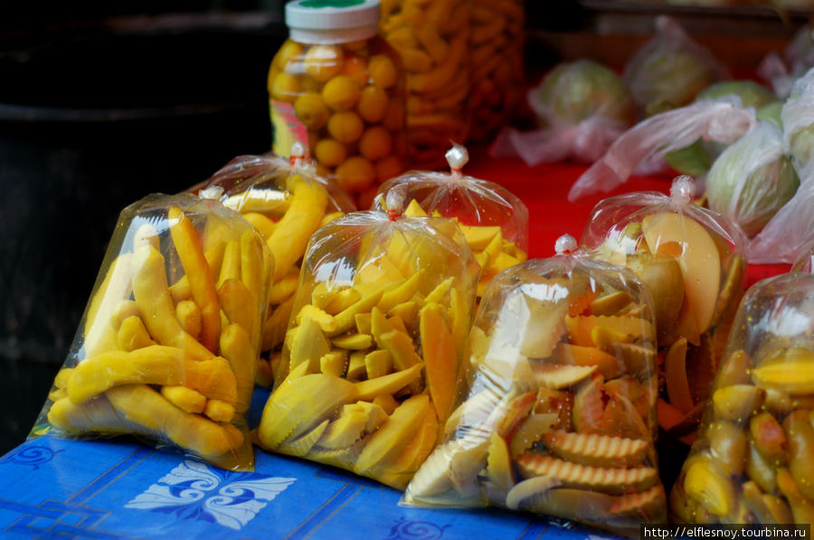 Это маринованные фрукты и овощи. В середине манго. Совершенно несъедобно. Бангкок, Таиланд