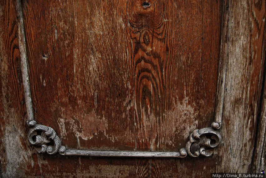 Двери деревянные красивые со сложной резьбой Вильнюс, Литва