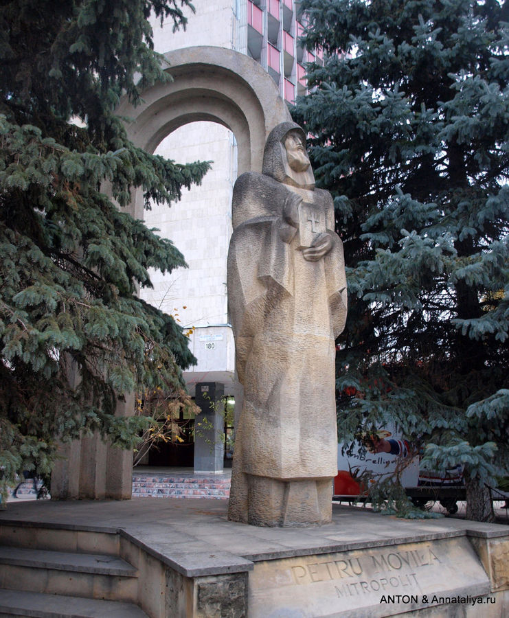 Памятник молдавскому митрополиту Петру Мовилэ. Кишинёв, Молдова