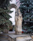 Памятник молдавскому митрополиту Петру Мовилэ.