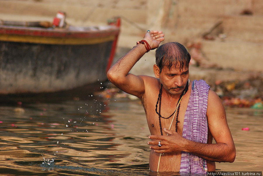 Люди на гатах Варанаси Варанаси, Индия
