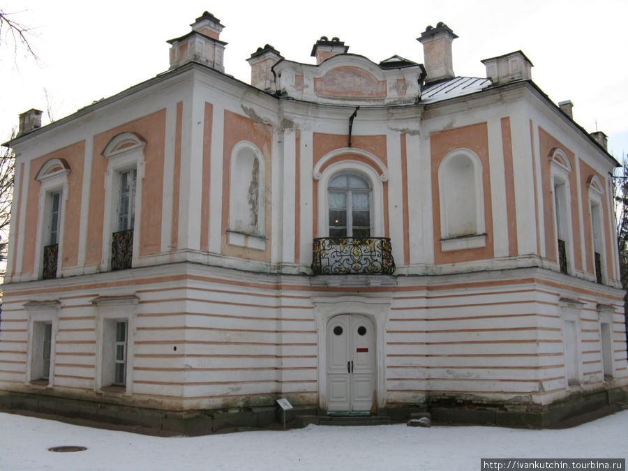 Дворец представляет собой в плане квадрат с одним срезанным углом Ломоносов, Россия