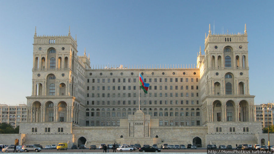 На улицах Баку, здание правительства Баку, Азербайджан