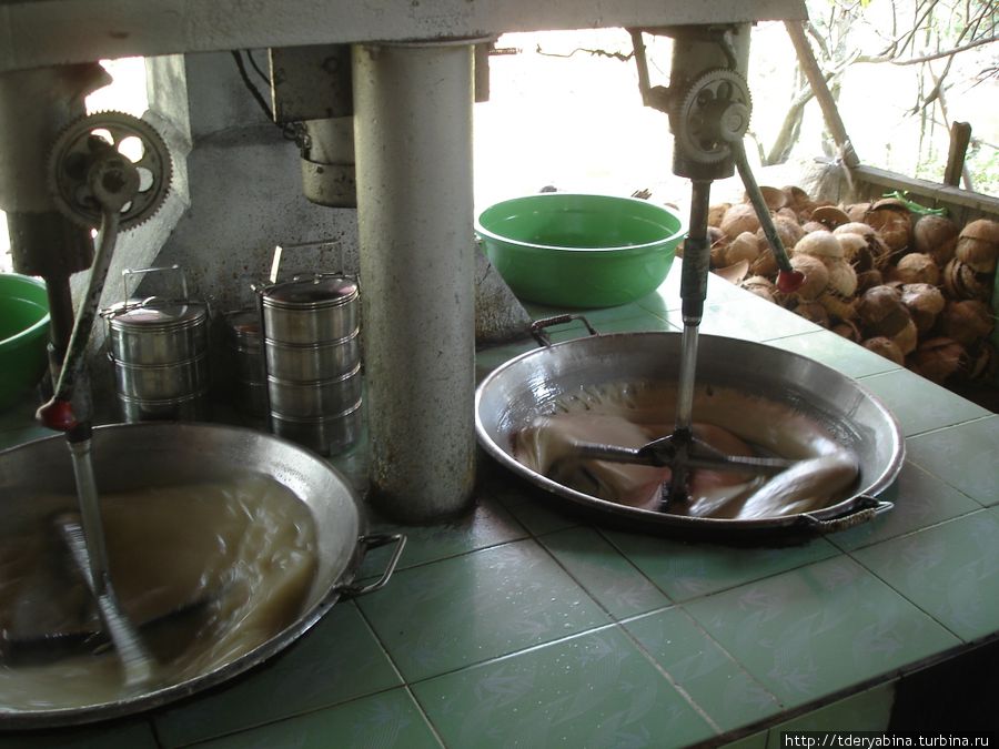 На кокосом острове на продемонстрировали процесс изготовления конфет из кокоса. Сначала вываривают кокосовую массу Фантхиет, Вьетнам