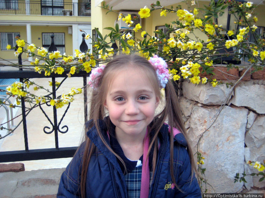А это Элла — дочка нашей русской соседки Лены. Мы её встретили, когда она шла из школы. Элла учится в первом классе турецкой школы. Родилась в Турции. Отлично говорит на русском и на турецком. Очень смешливая девочка. Дидим, Турция