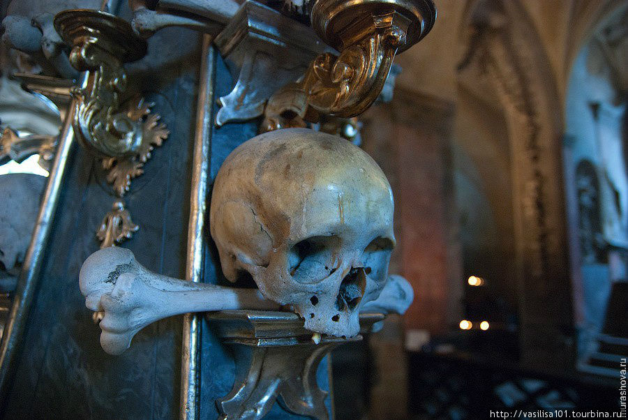 Костница в Седлеце - люстры и вазы из человеческих костей Кутна-Гора, Чехия