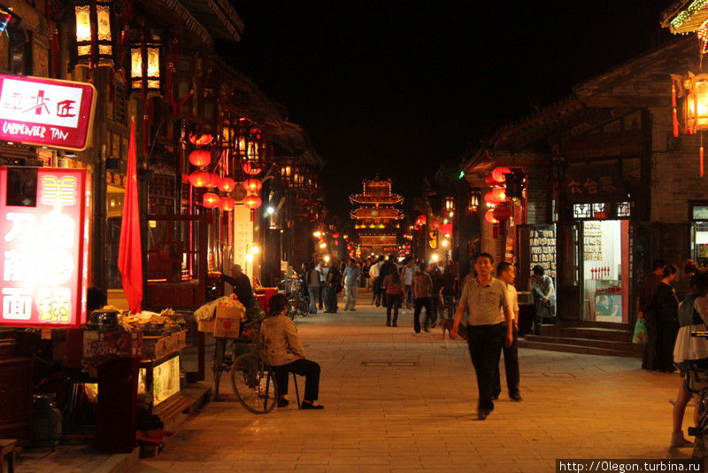 Вечером в Пиньяо везде загораются красные фонарики Пинъяо, Китай