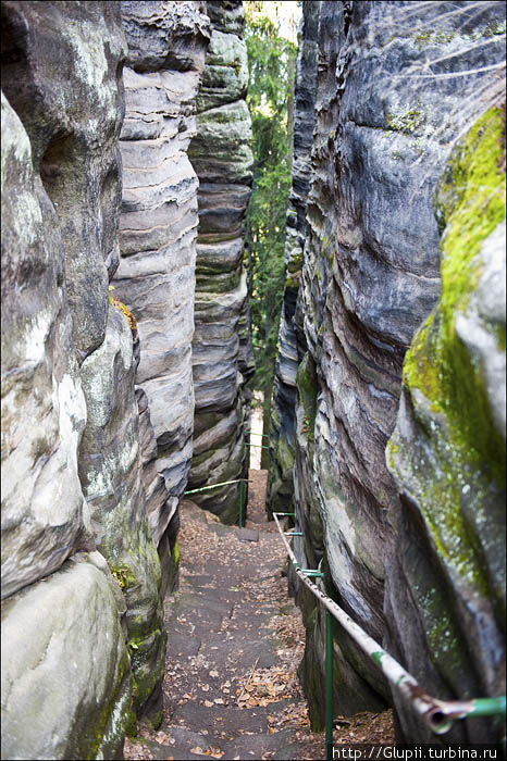 Идем дальше. Местами коридоры между скалами очень узкие. Чешский Рай Заповедник, Чехия