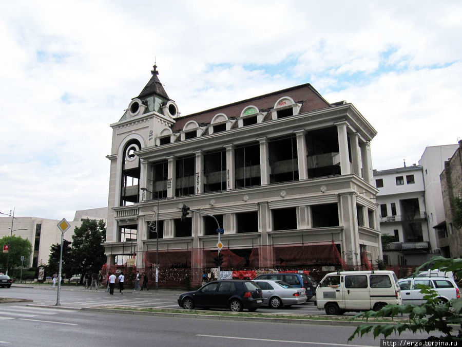Нови-Сад сильно бомбили в 1999 г. Это здание как раз отстраивается заново.