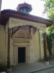Портал  Демир-Капы, означающее по-крымскотатарски железная дверь. Этот портал,  расположенный в Посольском дворике, являлся парадным входом в ханскую резиденцию