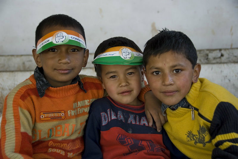 Мальчики и Индийский Национальный Конгресс. Штат Джамму-и-Кашмир, Индия