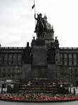 В память о бывшем президенте люди приносят свечи и цветы на Вацлавскую площадь к памятнику покровителю Чехии — Святому Вацлаву.