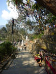Катманду. Храмовый комплекс Сваямбунатх. Дорога из храма.