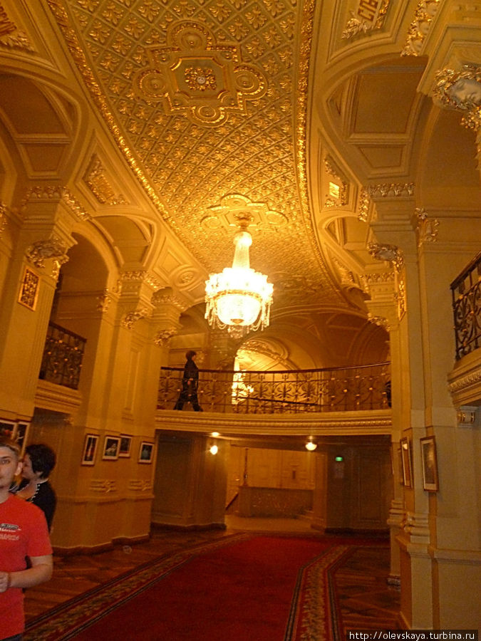 Интерьеры оперного театра богаты и нарядны, много позолоты, много лепнины Киев, Украина