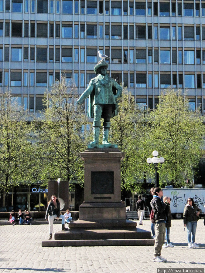 Памятник основателю Кристиании королю Кристиану IV на площади Stortorvet. Осло, Норвегия