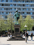 Памятник основателю Кристиании королю Кристиану IV на площади Stortorvet.