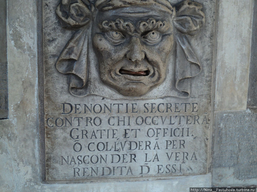Каменные уста для сбора анонимок на граждан Венеции во времена дожей. Венеция, Италия