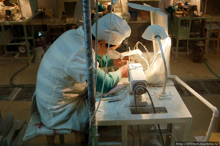 обработка нефрита шлифовка. нефрит необработанный. ланьтянь нефрит. нефрит излом. как обработать нефрит в домашних условиях.