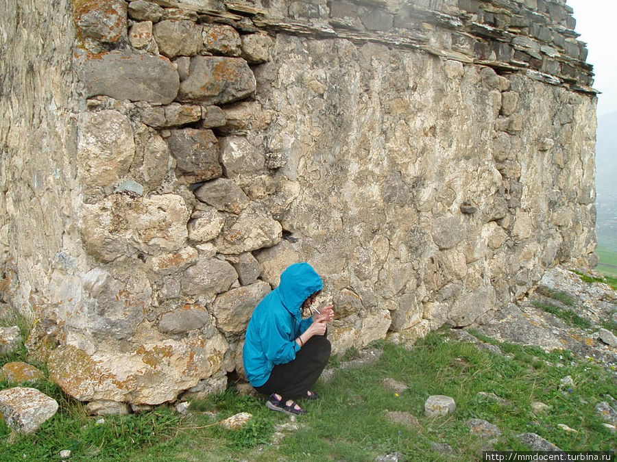 Человек возле мавзолея для масштаба. Северная Осетия-Алания, Россия
