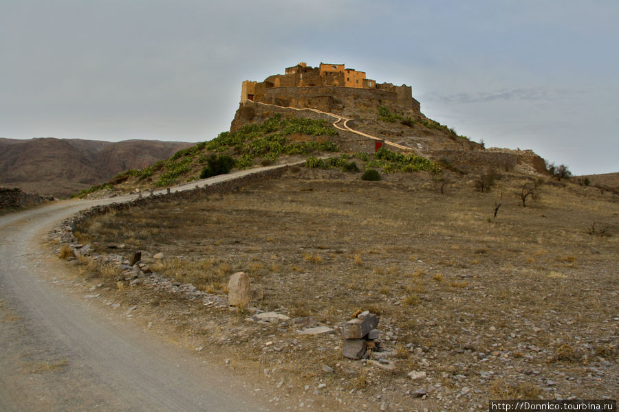 выглядит все это как укрепленный форт, откуда хорошо просматривается долина на много километров Касбах-Тизерган, Марокко