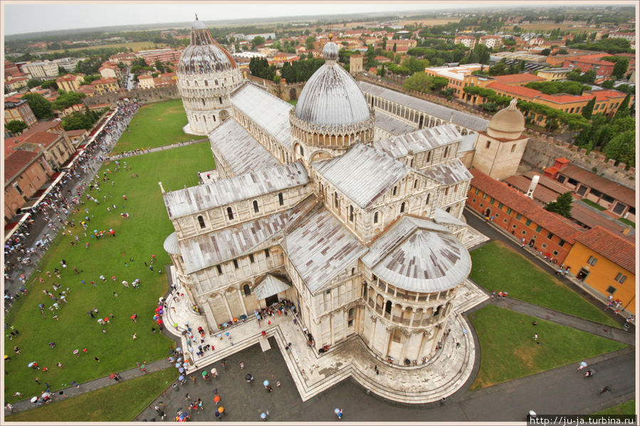 Вид на Пизанский собор с Пизанской же башни Пиза, Италия