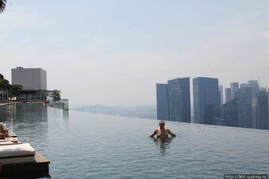 В открытом бассейне на крыше отеля не покидает ощущение, что ты плаваешь на самом краю мира.... Сингапур (город-государство)