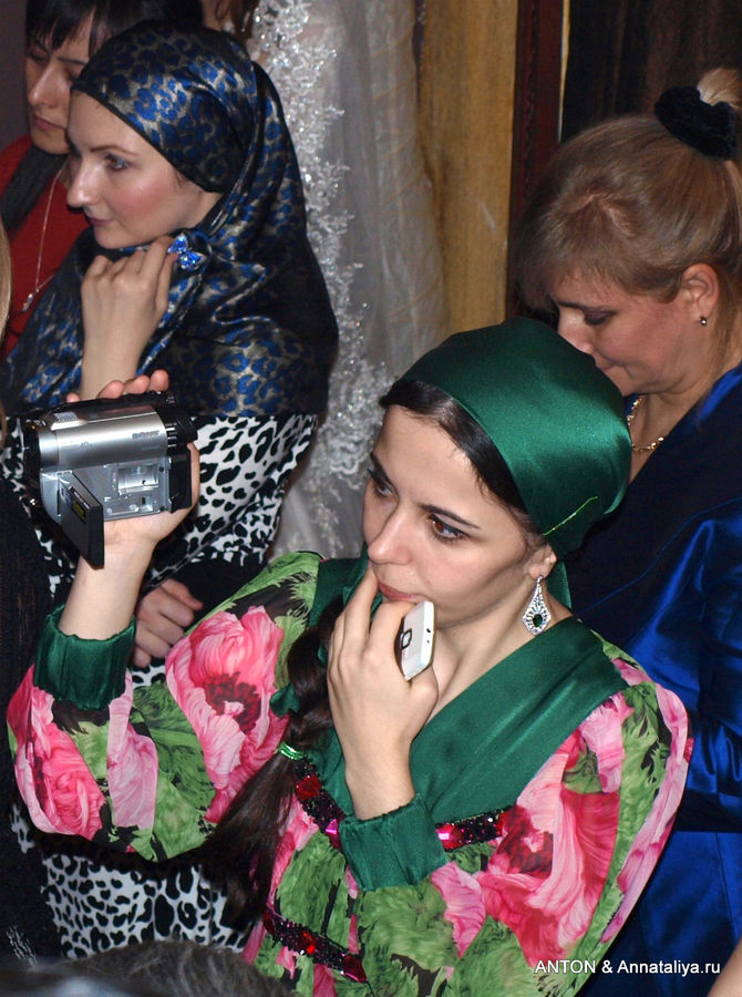 Многие девушки пришли на свадьбу с фотоаппаратами и видеокамерами. Москва, Россия