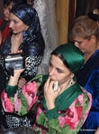 Многие девушки пришли на свадьбу с фотоаппаратами и видеокамерами.