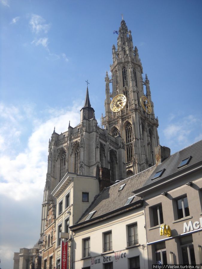 Вознёсся в небо Антверпен, Бельгия