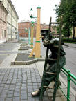 С-Пб, Одесская улица. Вид сбоку на памятник фонарщику и часть фонарей.