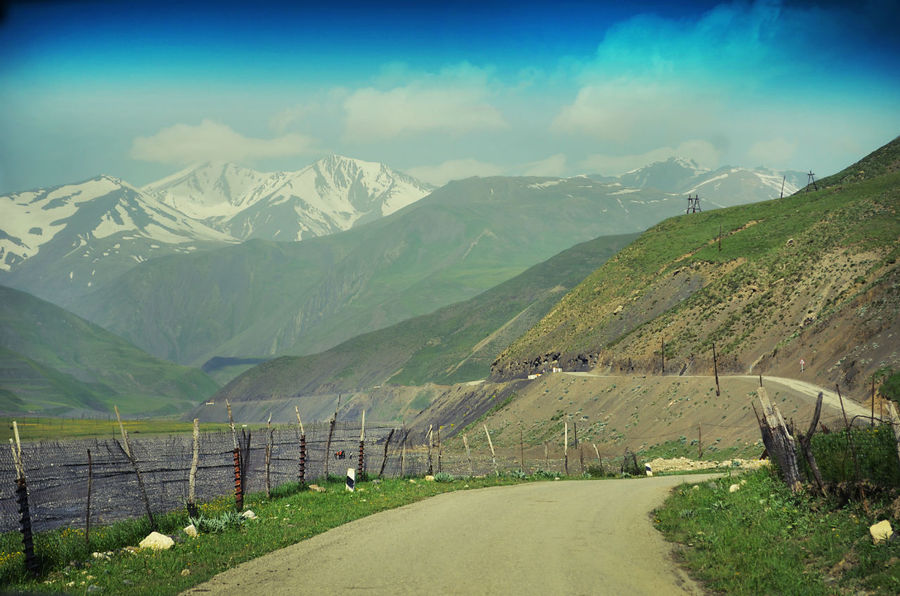..то появятся на горизонте белоснежные шапки-ушанки далеких гор.. Хыналыг, Азербайджан