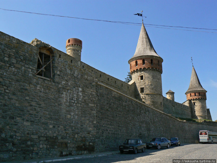 Крепостная стена вдоль Северного двора Каменец-Подольский, Украина