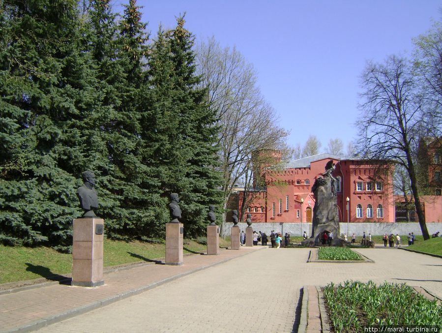 В 1987 году в сквере Памяти Героев были установлены бюсты полководцев — участников Смоленского сражения 4-5 августа 1812 года Смоленск, Россия