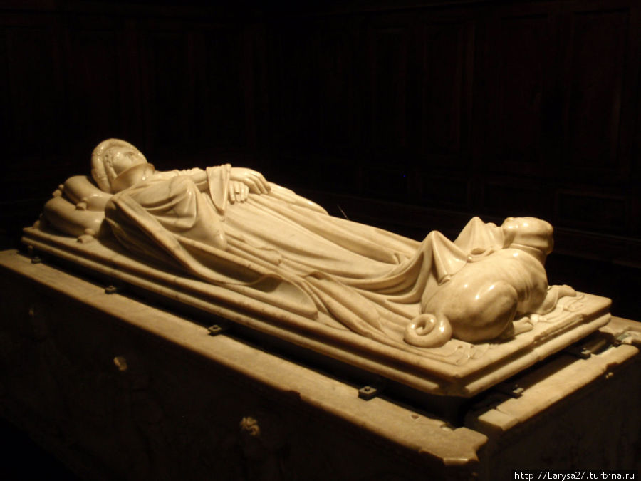 Надгробие Иларии дель Карретто скульптора Якопо делла Кверча (1406 — 1408). В её ногах — собачка — символ супружеской верности. Лукка, Италия
