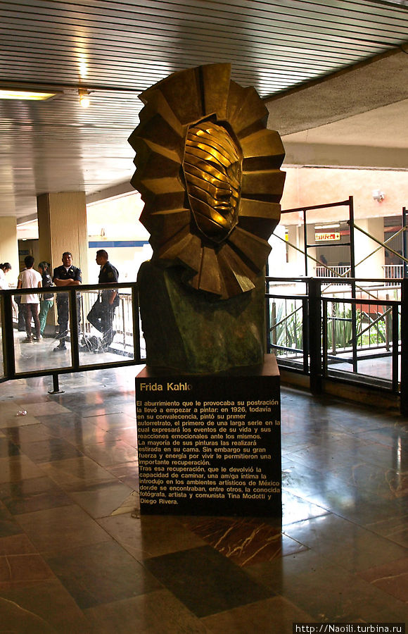 Скульптура Фриды Кало в метро Мехико, Мексика