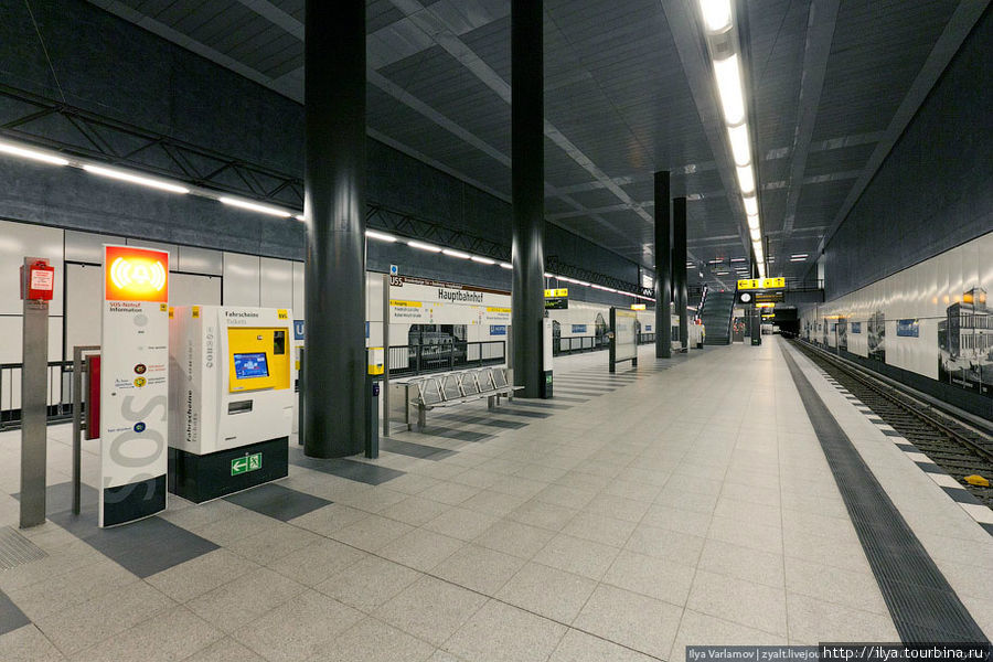 Последняя ветка, открытая в 2009 году, имеет всего 3 станции. Она соединяет Центральный вокзал и Бранденбургские Ворота. Берлин, Германия