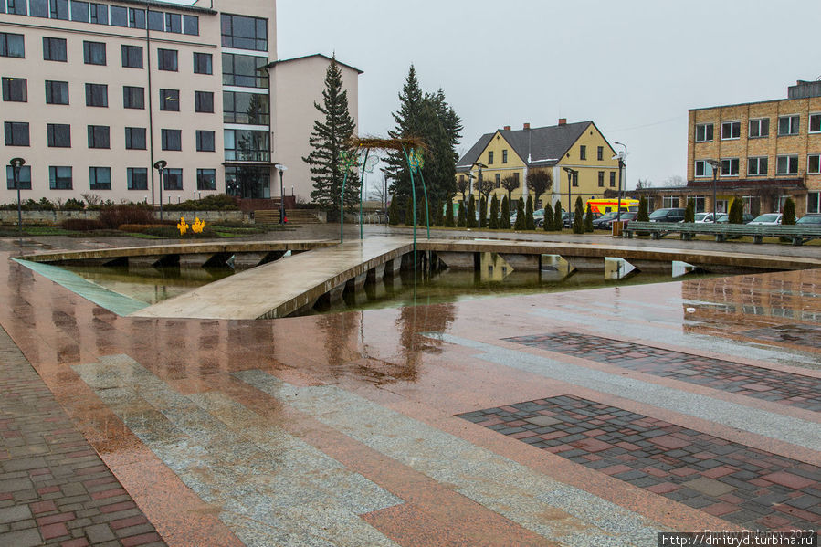 Центральная площадь. Белое здание слева – все государственные структуры. Мадона, Латвия