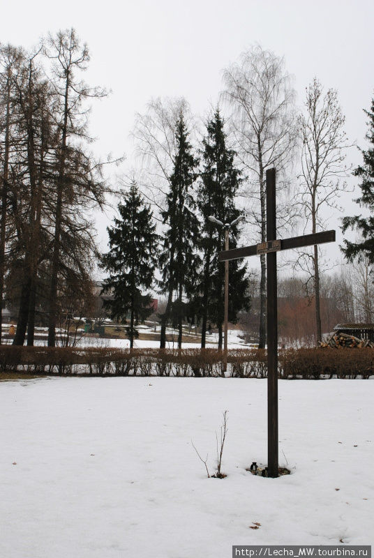 Крест около церкви Лудза, Латвия