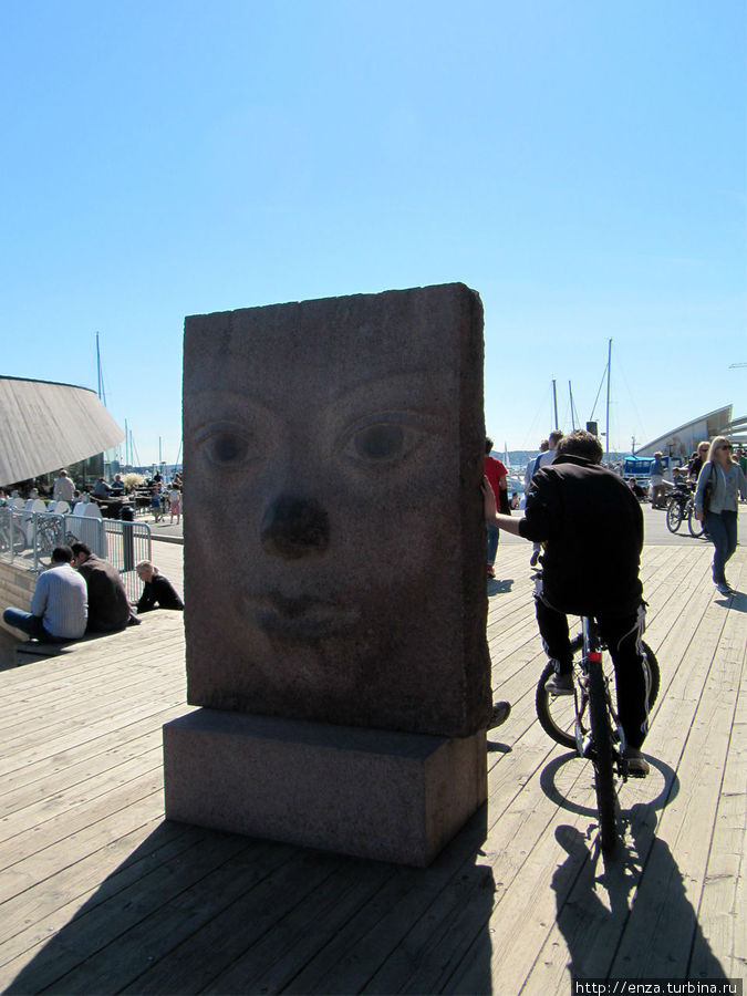 Современное искусство — не такая уж бесполезная вещь. Вот эта скульптура с набережной Акер Брюгге прекрасно справляется с ролью подставки для велосипедистов. Осло, Норвегия