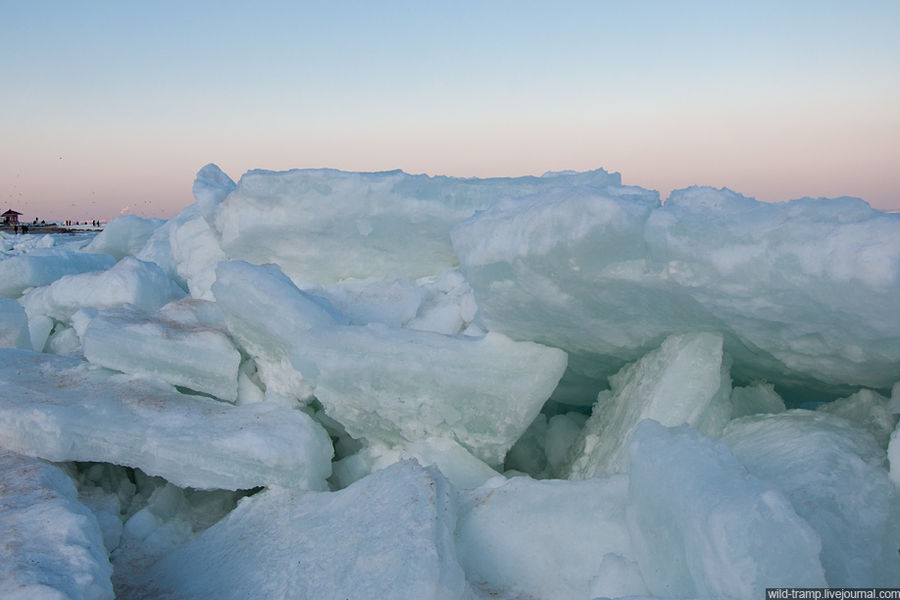 Ледовые торосы протянулись в своем хаосе вдоль всего побережья. Одесса, Украина
