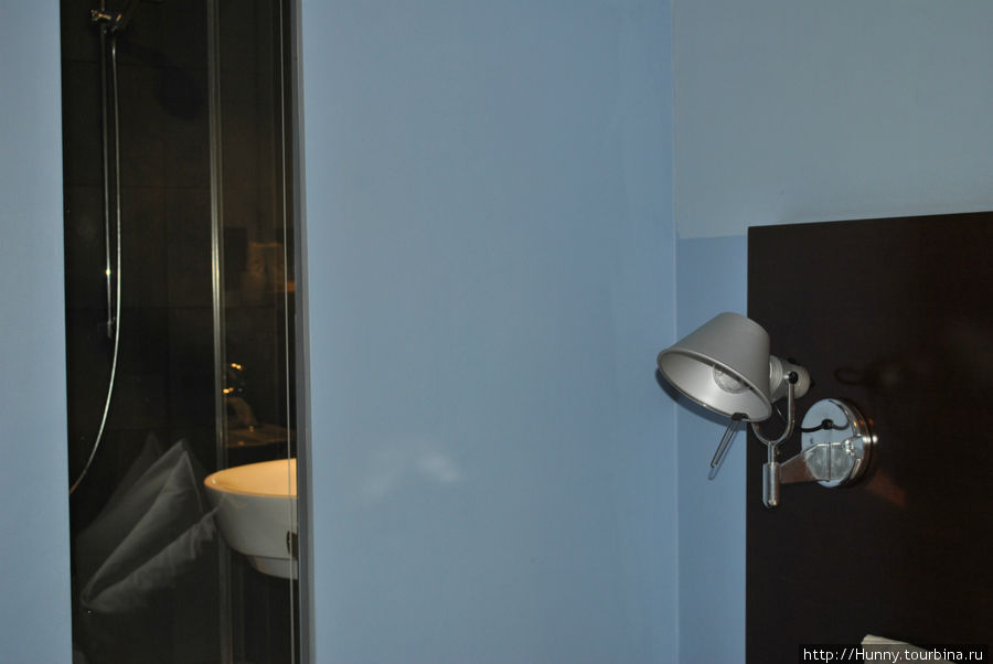 В стене между комнатой и санузлом стеклянная вставка, которую при желании можно закрыть жалюзи Мюнхен, Германия